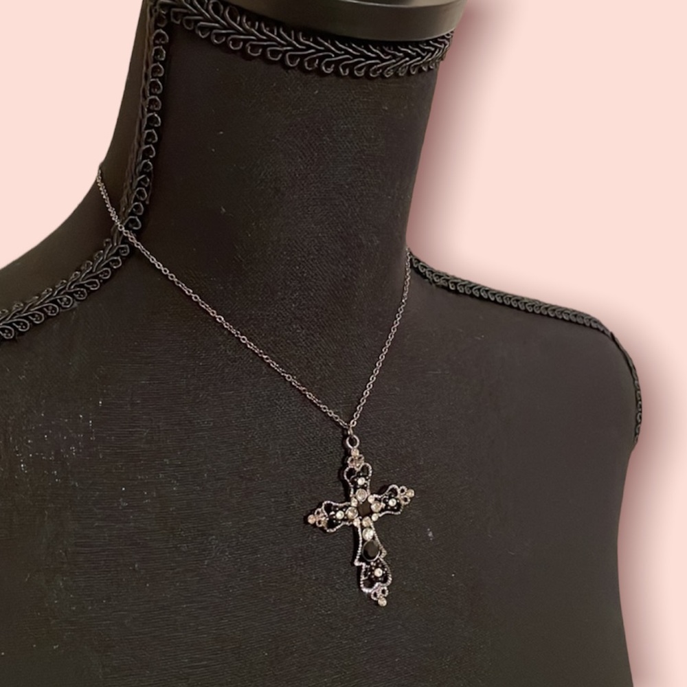 NWT Rhinestone Cross Necklace ❤️